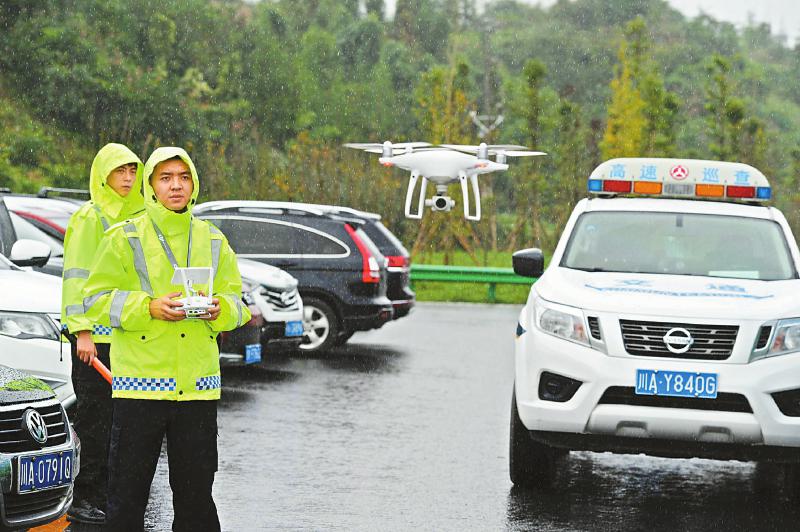 无人机巡逻雅康高速 对高速公路运营进行常态化监控